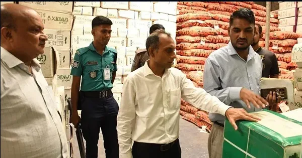 দৈনিক পূর্বকোণ - চট্টগ্রামের দৈনিক বেশি দামে পণ্য বিক্রি, খাতুনগঞ্জে দুই প্রতিষ্ঠানকে জরিমানা
