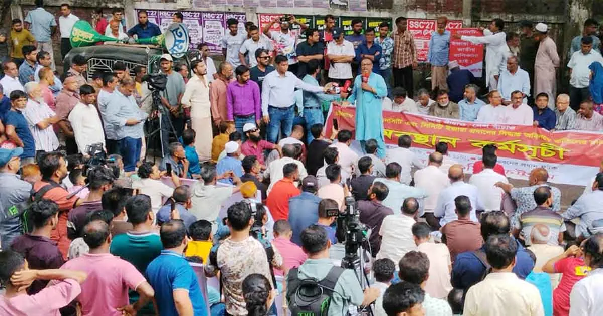 দৈনিক পূর্বকোণ - চট্টগ্রামের দৈনিক এনসিটি ইজারার চুক্তি বাতিলের দাবিতে বন্দরের প্রধান ফটকে অবস্থান কর্মসূচি