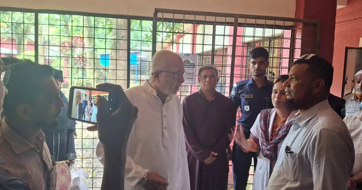 দৈনিক পূর্বকোণ - চট্টগ্রামের দৈনিক আকস্মিক হাসপাতাল পরিদর্শনে এমপি গিয়াস কাদের, অব্যবস্থাপনায় অসন্তোষ