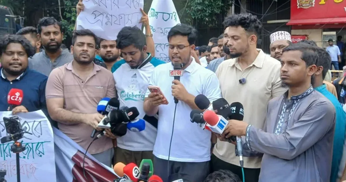 দৈনিক পূর্বকোণ - চট্টগ্রামের দৈনিক প্রশ্নফাঁসের প্রতিবাদে যুব উন্নয়ন অধিদপ্তর ঘেরাও, ক্রীড়া প্রতিমন্ত্রীর পদত্যাগ দাবি