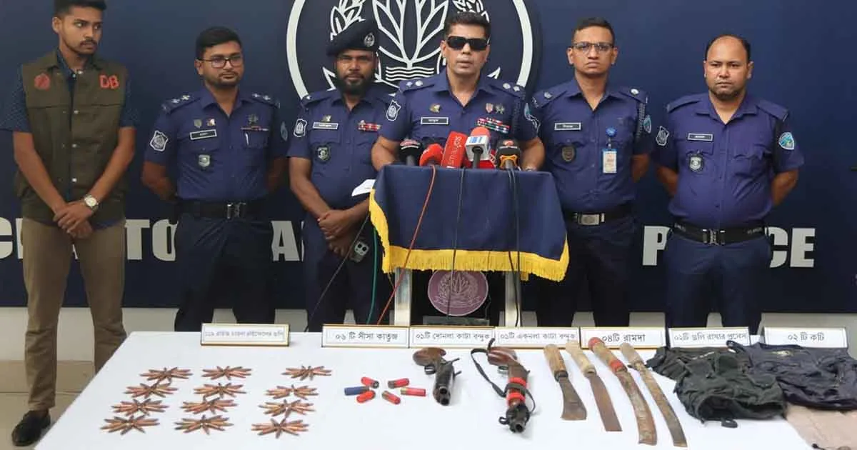 দৈনিক পূর্বকোণ - চট্টগ্রামের দৈনিক রাউজানে পুলিশের সঙ্গে বন্দুকযুদ্ধ: ১২ পুলিশ আহত, অস্ত্র-গুলিসহ ডাকাত গ্রেপ্তার