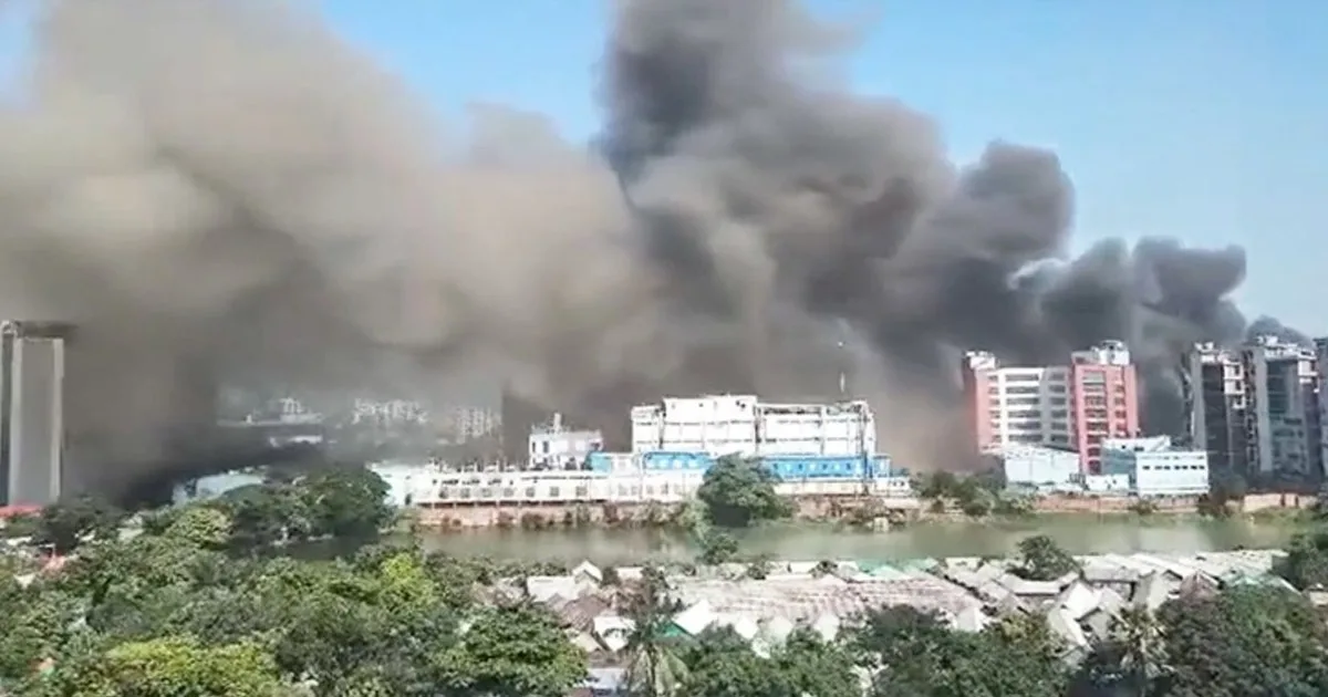 দৈনিক পূর্বকোণ - চট্টগ্রামের দৈনিক ওষুধ কারখানায় ভয়াবহ আগুন, নিয়ন্ত্রণে ১১ ইউনিট