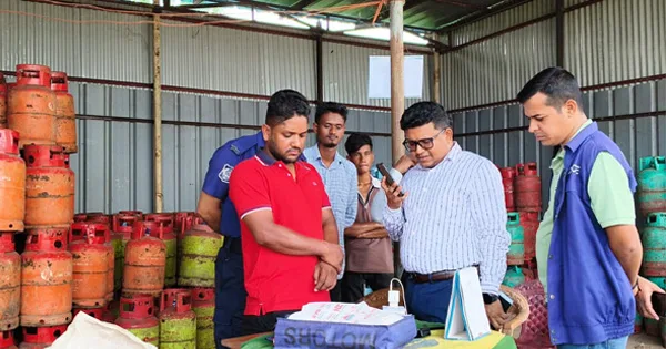 দৈনিক পূর্বকোণ - চট্টগ্রামের দৈনিক আনোয়ারায় বেশি দামে এলপিজি বিক্রি, লাখ টাকা জরিমানা