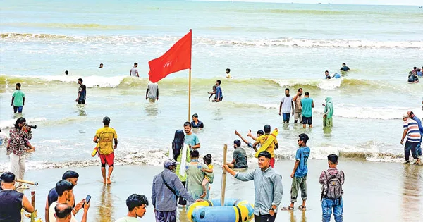 দৈনিক পূর্বকোণ - চট্টগ্রামের দৈনিক কক্সবাজার সৈকতে গোসলে নেমে ৩ পর্যটকের মৃত্যু, নিখোঁজ ২
