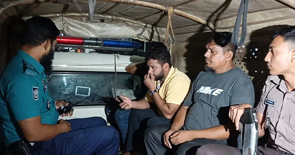 দৈনিক পূর্বকোণ - চট্টগ্রামের দৈনিক সানমার এলাকায় ফুটপাতে চসিকের উচ্ছেদ অভিযান, পুলিশে সোপর্দ ৩