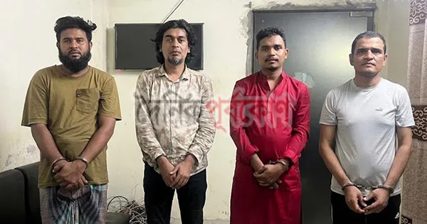 দৈনিক পূর্বকোণ - চট্টগ্রামের দৈনিক খুলশীতে ছিনতাইয়ে ব্যবহৃত ৩ মোটরসাইকেল জব্দ, পুলিশ সদস্যসহ গ্রেপ্তার ৪