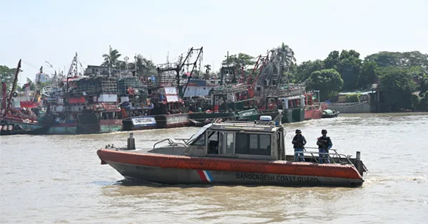 দৈনিক পূর্বকোণ - চট্টগ্রামের দৈনিক মা ইলিশ সংরক্ষণে কোস্ট গার্ডের বিশেষ অভিযান