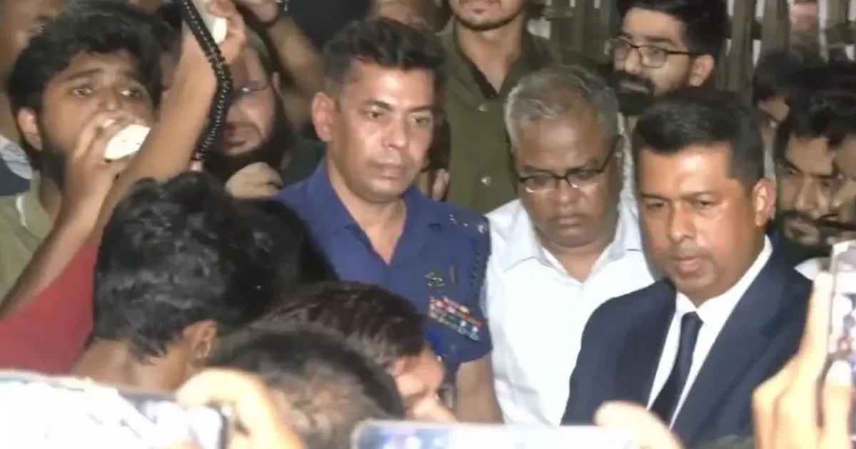 দৈনিক পূর্বকোণ - চট্টগ্রামের দৈনিক চুয়েটে না ফেরার শর্তে পুলিশ পাহারায় ক্যাম্পাস ছাড়লেন উপাচার্য