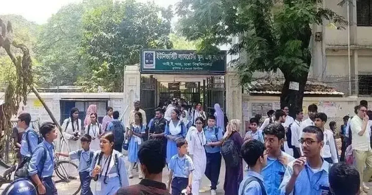 দৈনিক পূর্বকোণ - চট্টগ্রামের দৈনিক ছুটি শেষে শ্রেণিকক্ষে ফিরেছে প্রাথমিক ও মাধ্যমিকের শিক্ষার্থীরা