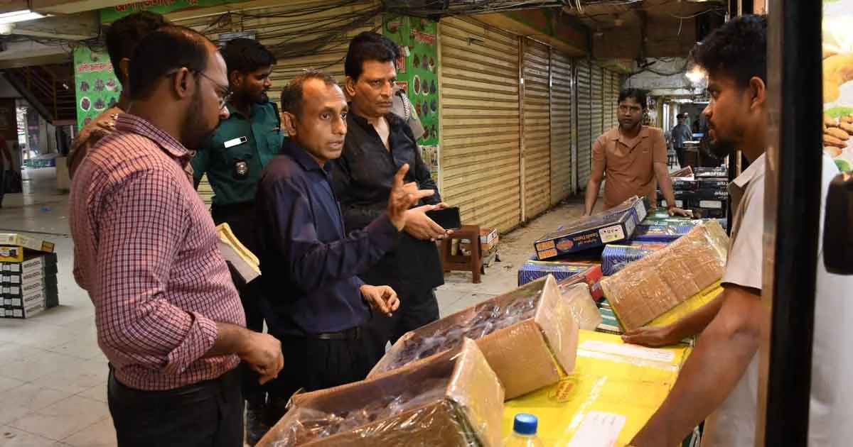 দৈনিক পূর্বকোণ - চট্টগ্রামের দৈনিক চট্টগ্রামে খেজুরে তেল মেখে প্যাকেটজাত করে বিক্রি, ২০ হাজার টাকা জরিমানা