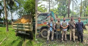 উখিয়ায় বন বিভাগের অভিযানে মাটিভর্তি ডাম্পার জব্দ