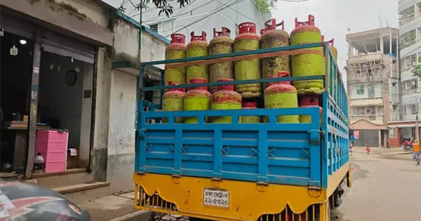 দৈনিক পূর্বকোণ - চট্টগ্রামের দৈনিক সরকারের বাড়ানো দামেও মিলছে না এলপিজি