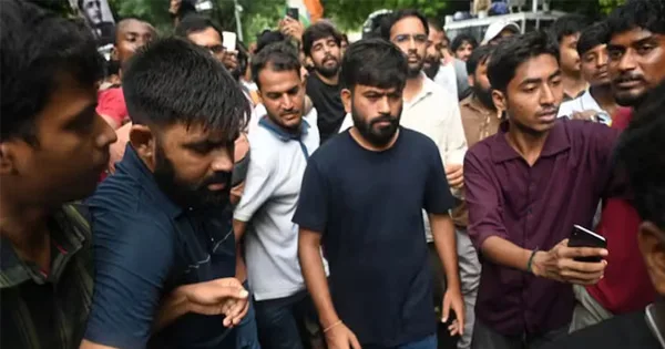 দৈনিক পূর্বকোণ - চট্টগ্রামের দৈনিক বিক্ষোভ কর্মসূচিতে যাওয়ার আগেই ককরোচের অভিজীৎকে তুলে নিল পুলিশ
