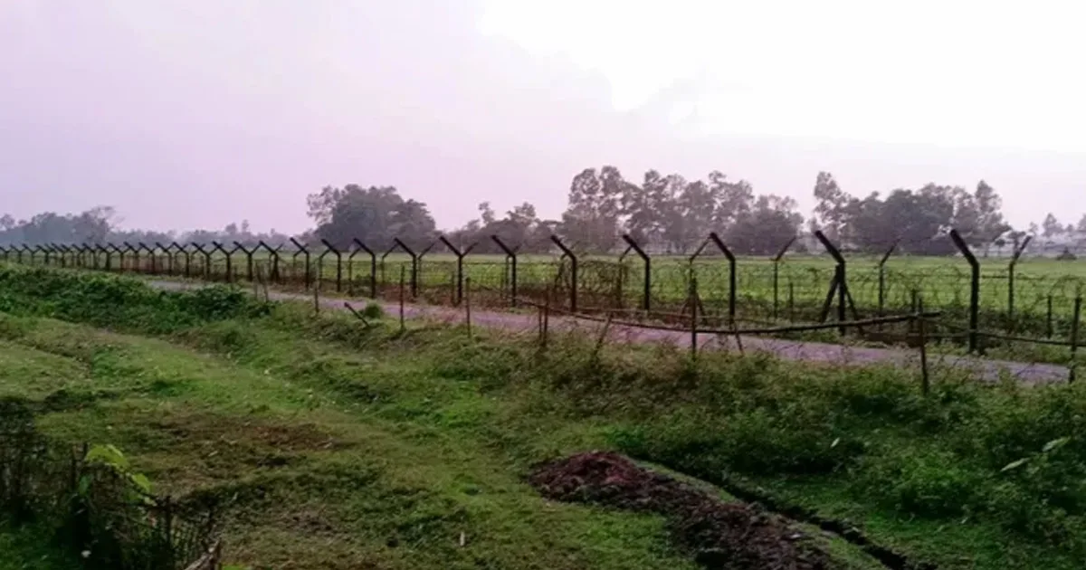 দৈনিক পূর্বকোণ - চট্টগ্রামের দৈনিক ভারত সীমান্তে ৫ বস্তায় মিললো পিস্তল, গুলি ও মাদক