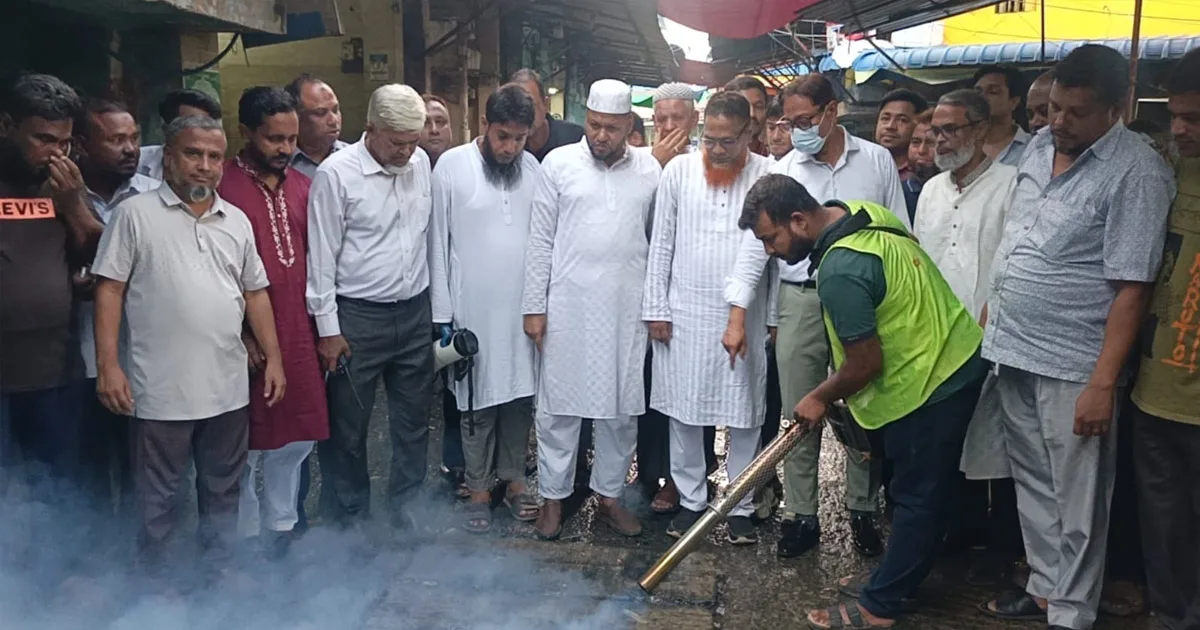 দৈনিক পূর্বকোণ - চট্টগ্রামের দৈনিক তিন দিন পরপর জমা পানি ফেলার আহ্বান জানান মেয়র ডা. শাহাদাত