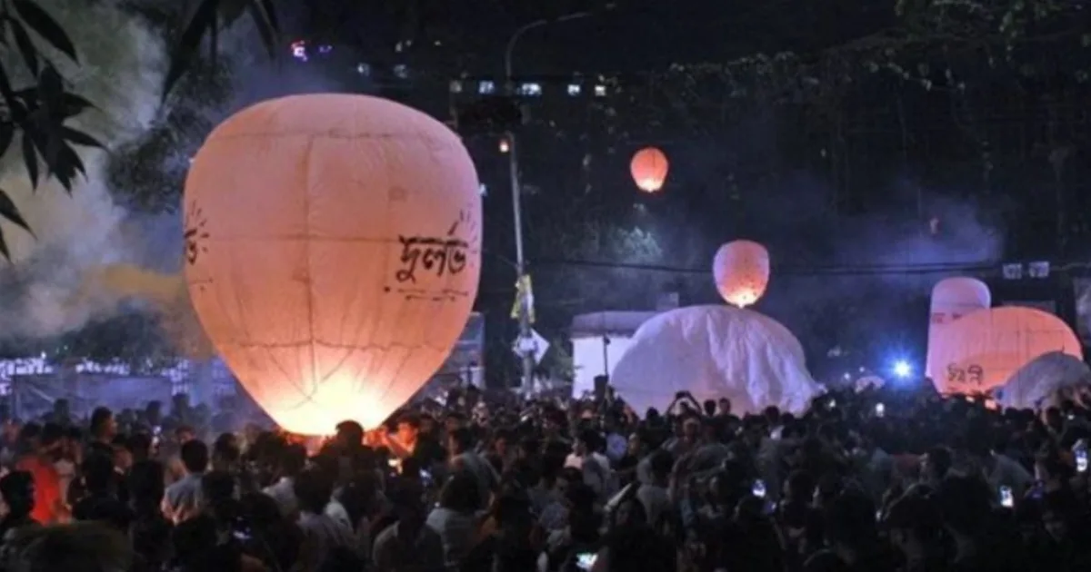 দৈনিক পূর্বকোণ - চট্টগ্রামের দৈনিক ফানুস ওড়ানোর অপেক্ষায় নগরজুড়ে মেতে উঠেছে বৌদ্ধ ধর্মাবলম্বীরা