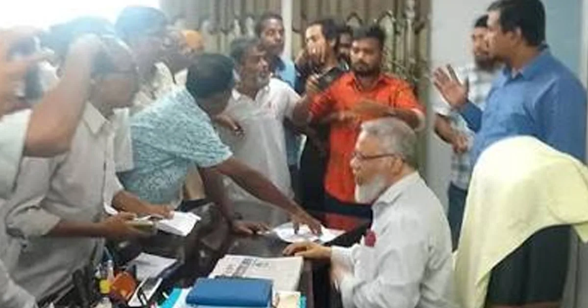 দৈনিক পূর্বকোণ - চট্টগ্রামের দৈনিক ‘ঘেরাও করে’ বিশ্ববিদ্যালয়ের ভিসিকে পদত্যাগে বাধ্য করার অভিযোগ