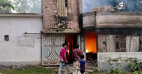 দৈনিক পূর্বকোণ - চট্টগ্রামের দৈনিক ছাত্রীকে ধর্ষণচেষ্টার অভিযোগে মাদ্রাসায় আগুন দিল স্থানীয়রা