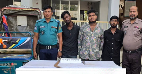 দৈনিক পূর্বকোণ - চট্টগ্রামের দৈনিক চট্টগ্রামে অস্ত্রসহ নুরু বাহিনীর ৩ সদস্য গ্রেপ্তার, লুণ্ঠিত অটোরিকশা উদ্ধার