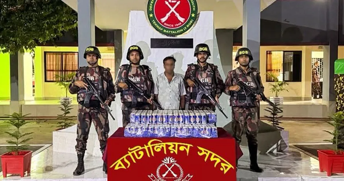 দৈনিক পূর্বকোণ - চট্টগ্রামের দৈনিক টেকনাফে ৩১৪ ক্যান হান্টার বিয়ারসহ বড় ভাই আটক, ছোট ভাই পলাতক